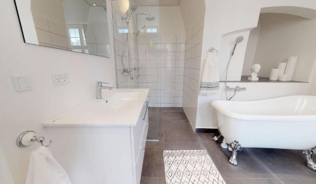 189m2 New Luxury Apt - City Centralprof Cleaning Hotel Overview