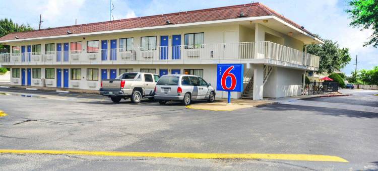 德克萨斯亨茨维尔 6 号汽车旅馆(Motel 6 Huntsville, TX)图片