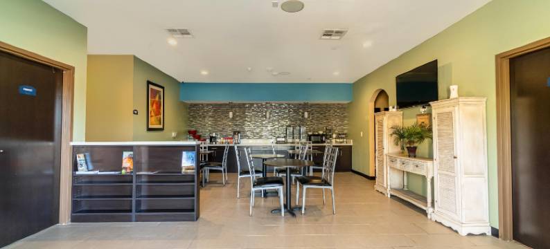 OYO 近沙纳 TX 的莫尔顿旅馆及套房(Moulton Inn &  Suites by OYO Near Shiner TX)图片