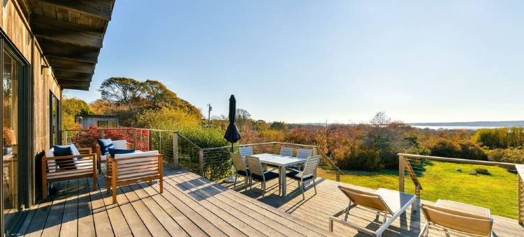 Menemsha Pond views & access! Mid-century renovated beach house. Dogs welcome.图片
