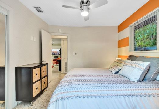 Heated Pool, Parking, 5 Min Walk to Food and Fun! Hotel Overview