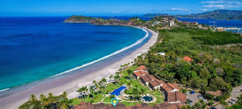 豪华海滨公寓，高端木质家具和海景，位于专属社区(Upscale Two-Bedroom Condo in Playa Flamingo with Beautiful Oceanfront Views)图片