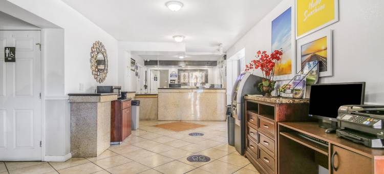 代托纳比奇市赛道戴斯酒店(Days Inn by Wyndham Daytona Beach Speedway)图片