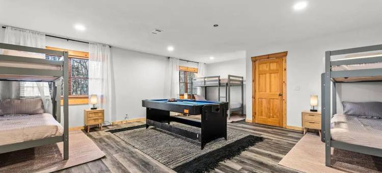 高端豪华小屋 桑拿 热水浴缸 游戏室(Round Top Way Cabin by Beyond Expectations)图片