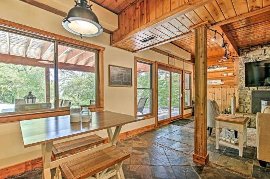 步行至塔特尔溪湖:隐秘风景度假屋(Walk to Tuttle Creek Lake: Secluded Scenic Retreat)