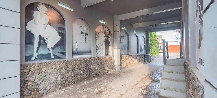 红多兹Plus酒店-加鲁特奥蒂斯塔(RedDoorz Plus @ Otista Garut)图片