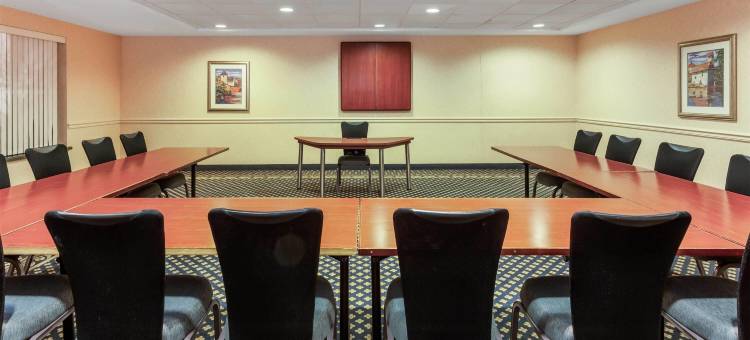 密尔沃基西南新柏林拉昆塔温德姆套房酒店(La Quinta Inn & Suites by Wyndham Milwaukee SW New Berlin)图片