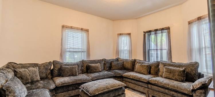 Cozy 4BR Home by Tufts w/ Subway Access to Downtown, MIT, Harvard + Free Parking图片