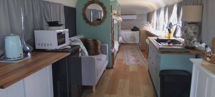 贝德福德巴士复古农家乐豪华露营星空下(Vintage Bedford Bus Farm Glamping Under the Stars)图片