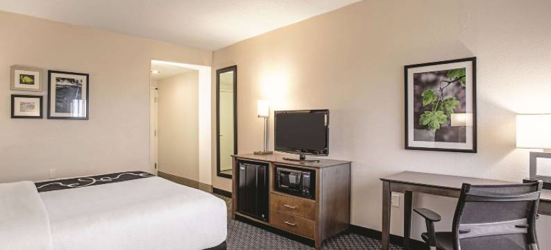 巴尔的摩北怀特马什拉昆塔温德姆套房酒店(La Quinta Inn & Suites by Wyndham Baltimore N / White Marsh)图片