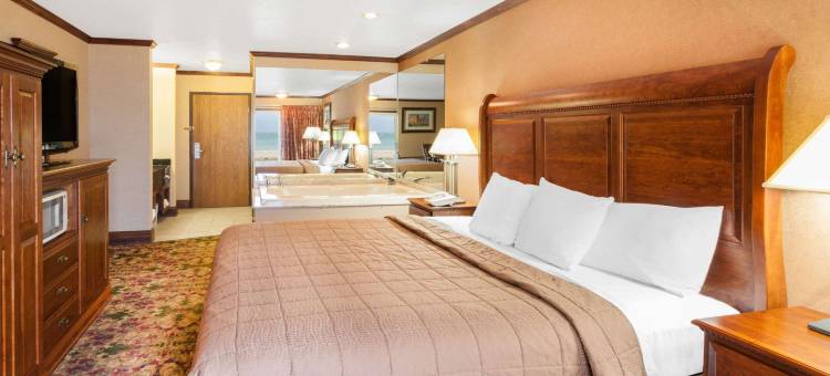 麦基诺市水滨华美达酒店(Ramada by Wyndham Mackinaw City Waterfront)图片