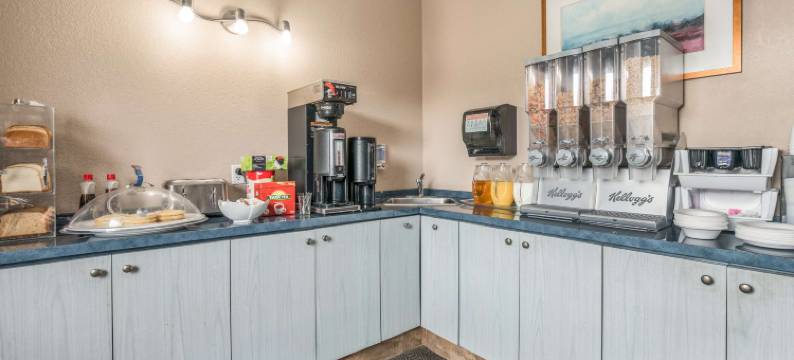 奥里利亚骑士酒店(Knights Inn Orillia)图片