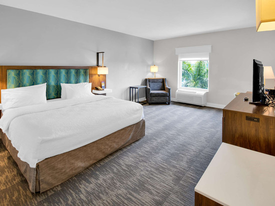 萨拉索塔布雷登顿机场欢朋套房酒店