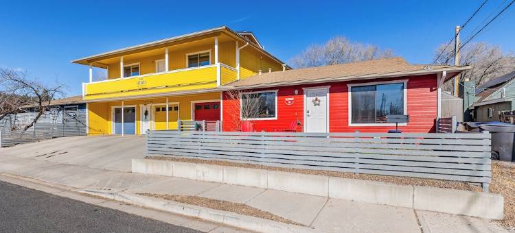 Blushing Bungalow w/AC, Fenced Yard, W/D, Garage, Fast WiFi, 3 Samsung Smart TVs图片