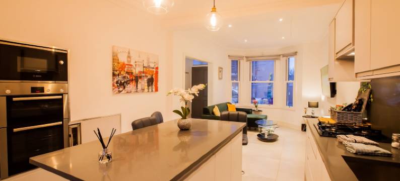 苏比顿豪华花园房19号(Surbiton Luxury Garden House 19A)图片