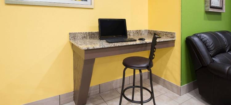 罗吉斯温德姆麦客达套房酒店(Microtel Inn & Suites by Wyndham Rogers)图片