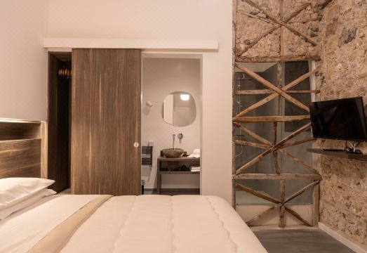 Dimora Rhea Hotel Overview