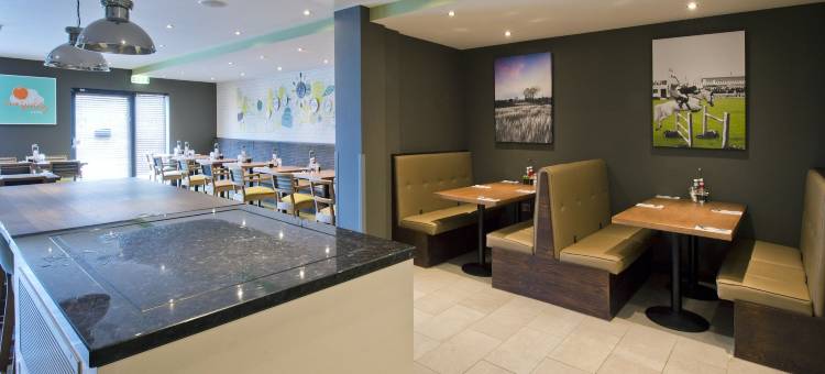 韦德布里奇普瑞米尔酒店(Premier Inn Wadebridge)图片