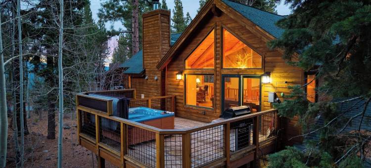 Truckee Mountain Cabin With Hot Tub + Game Room + Forest Views Gray Wolf Lodge by Avantstay图片