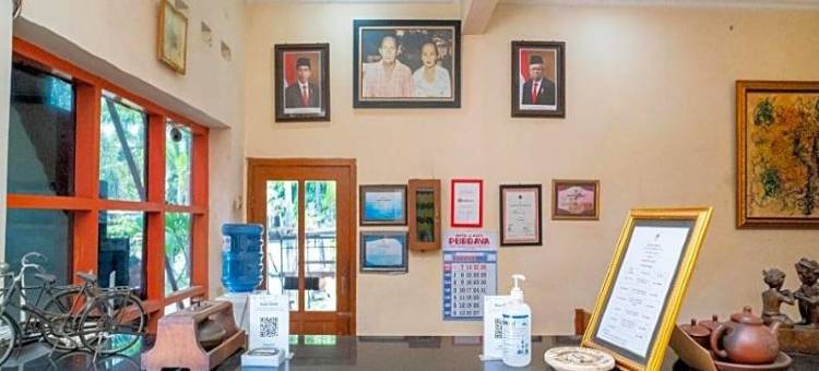 红多兹酒店@茉莉芬庞利马苏迪尔曼(RedDoorz @ Panglima Sudirman Madiun)图片