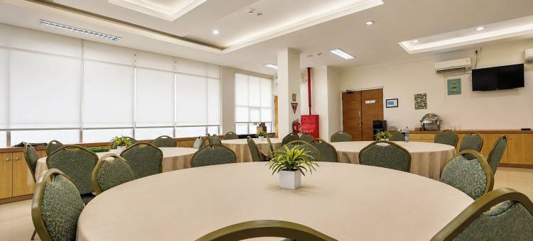 达玛库龙橡树镇屋酒店(Townhouse Oak Hotel Damar Kurung)图片