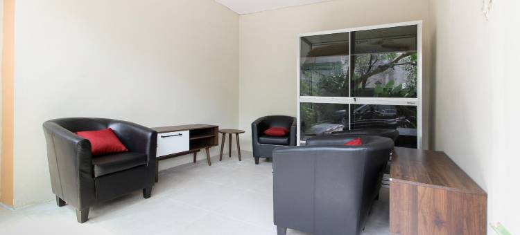 红多兹酒店-近梭罗巴拉潘站2号(RedDoorz Near Solo Balapan Station 2)图片