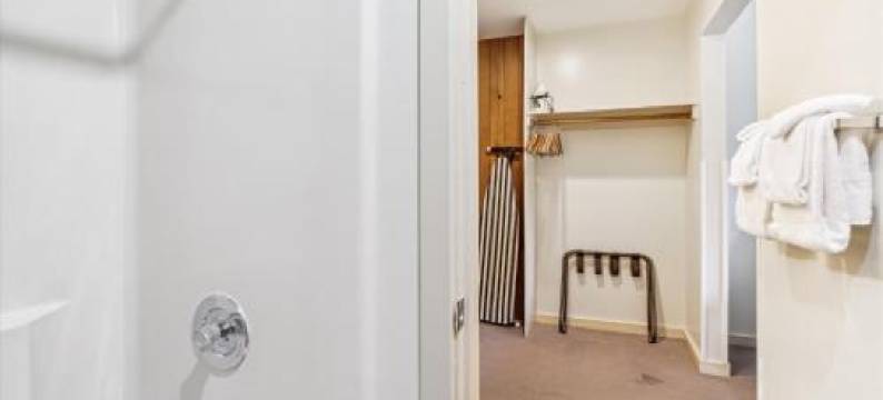 锡达布鲁克配有室外恒温泳池的两张双人床酒店客房216(Cedarbrook Two Double Bed Hotel Room with Outdoor Heated Pool 216)图片