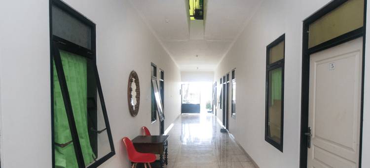 RedDoorz Syariah靠近Madiun火车站(RedDoorz Syariah Near Stasiun Madiun)图片