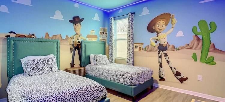 公园可容纳32人，带私人泳池、影院和游戏室的定制主题度假屋!(Custom Themed Home sleeps 32 -near parks with private pool, theater, game room!)图片