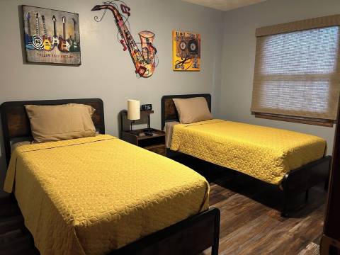 King Bed, Game Room Minutes Away from Downtown, Golf Courses + Big Back Yard