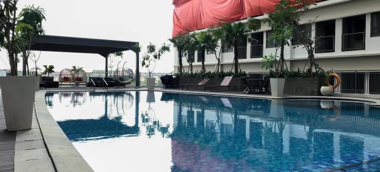 LRT City Jatibening公寓的舒适泳池景开间(Comfortable Pool View Studio Room at LRT City Jatibening Apartment)图片