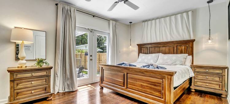 维多利亚公园绿洲带有加热游泳池(Victoria Park Oasis with Heated Pool and More)图片