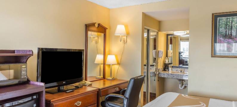 卡莱拉I-65出口231号凯艺酒店(Quality Inn Calera I-65 Exit 231)图片