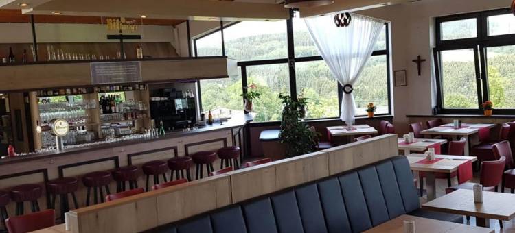 格罗尔施泰因森林小径附近的小木屋(Chalet in Gerolstein Near Forest Trails)图片
