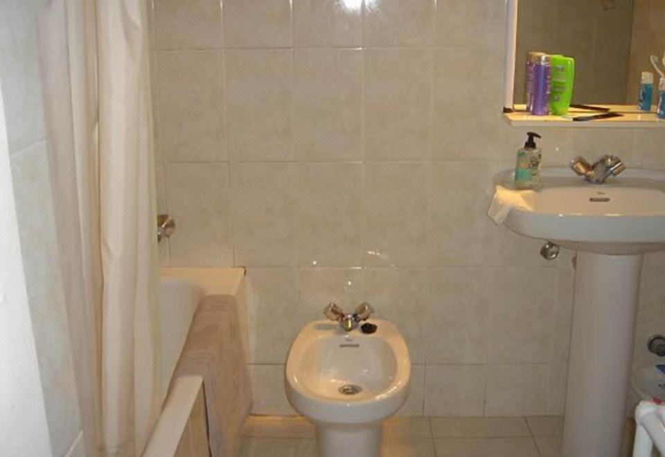 Politur F-4 Hotel Overview