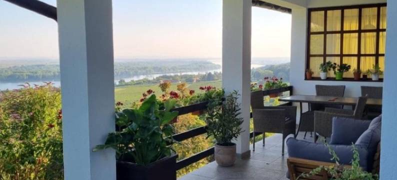 斯梅代雷沃的假日屋，带城市、花园和河景(Holiday House in Smederevo With City, Garden, and River Views)图片