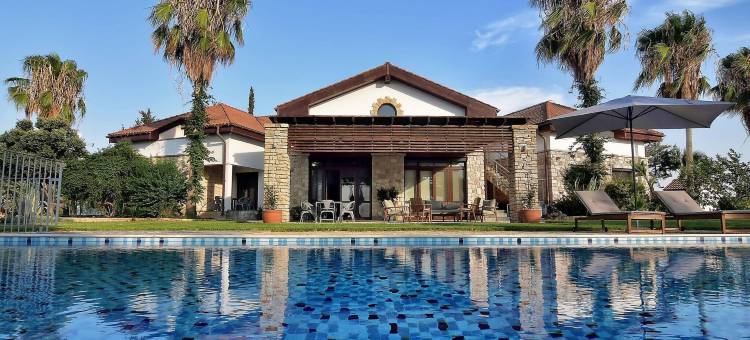帕福斯超大别墅，可容纳14名儿童，带泳池、按摩浴缸和巨大花园(Incredible Large Villa In Paphos sleeps 14 Children Pool, Jacuzzi, Huge Garden)图片