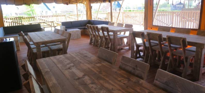 露营地 - 配有厨房和浴室的联合帐篷，位于池塘附近(Campsite - Combined Tents with Kitchen and Bathroom Located Near a Pond)图片