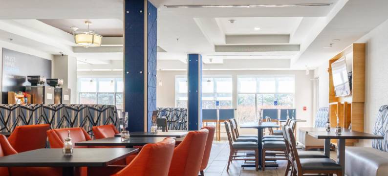 智选假日套房酒店苏黎世湖，巴林顿(Holiday Inn Express & Suites LAKE ZURICH-BARRINGTON by IHG)图片