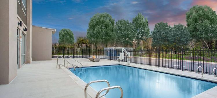 马纳萨斯杜勒斯机场温德姆拉昆塔套房酒店(La Quinta Inn & Suites by Wyndham Manassas VA-Dulles Airport)图片