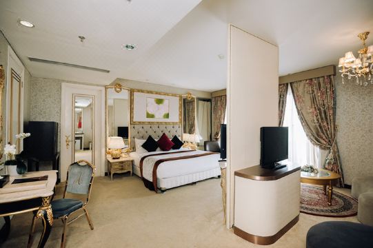 Amaroossa Royal Bogor Hotel Overview