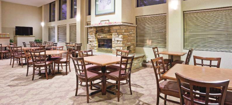 阿普尔顿学院大道拉昆塔温德姆套房酒店(La Quinta Inn & Suites by Wyndham Appleton College Avenue)图片