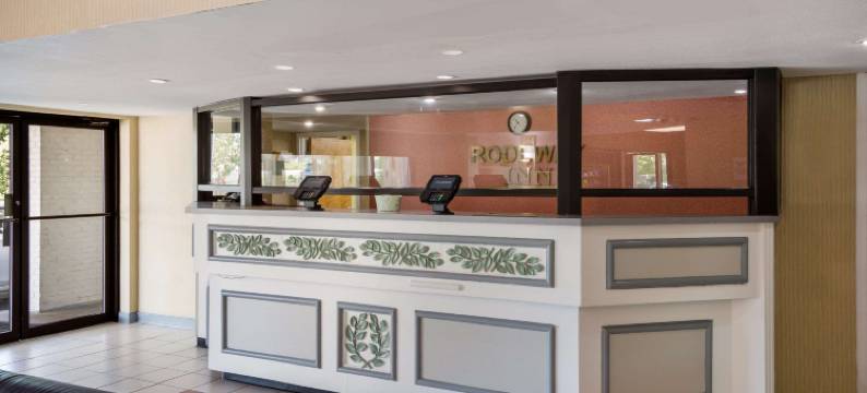 利堡罗德威酒店(Rodeway Inn at Fort Lee)图片