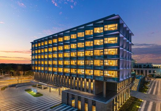 上海滴水湖万枫酒店外景图