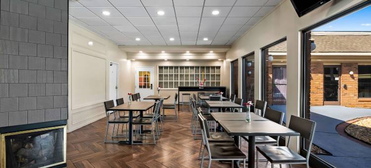 费耶特维尔 I-95 高质量旅馆 & 套房(Quality Inn & Suites Fayetteville I-95)图片