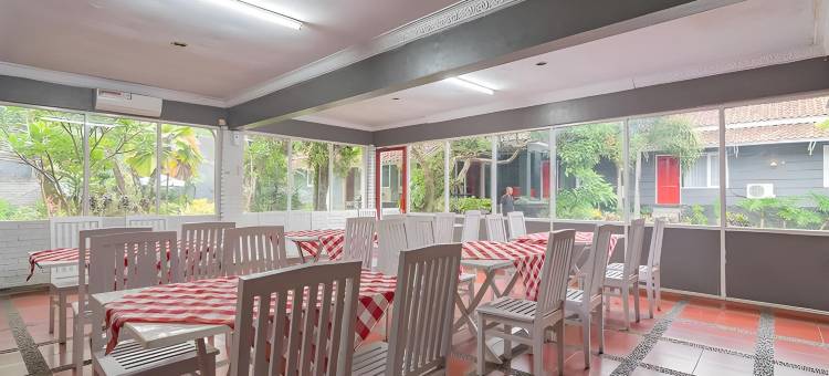 红多兹Plus酒店-加鲁特奥蒂斯塔(RedDoorz Plus @ Otista Garut)图片