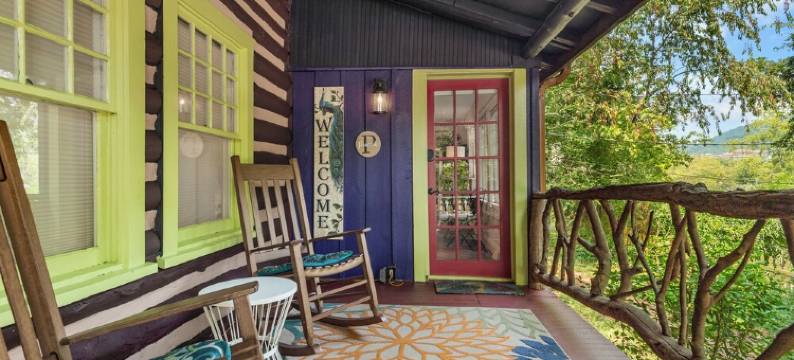 CLOSE TO DOWNTOWN- The Peacock Retreat- Dogs Stay Free图片