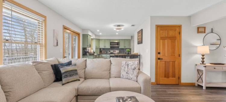 Open Concept Living and Cozy Ambiance - Inviting Spacious Haven图片