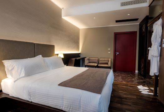 10 Keys Milano Hotel Overview
