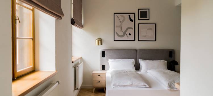 Bob W Munich Airport - Peterhof图片